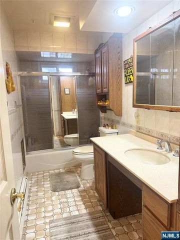 1033 Park Drive, Secaucus, NJ 07094