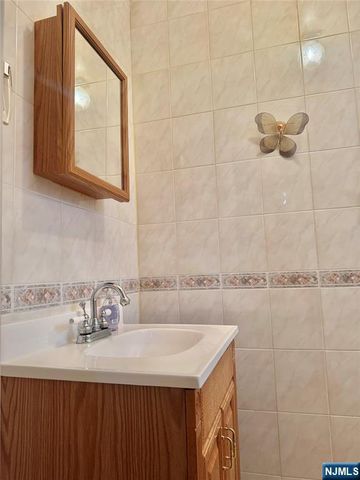 1033 Park Drive, Secaucus, NJ 07094