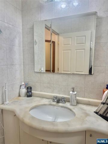 1033 Park Drive, Secaucus, NJ 07094