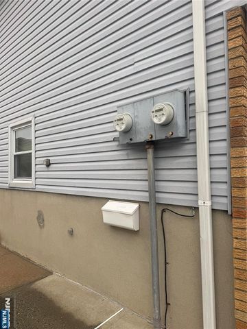 1033 Park Drive, Secaucus, NJ 07094