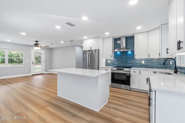 102 MULLINS Road, Palatka, FL 32177