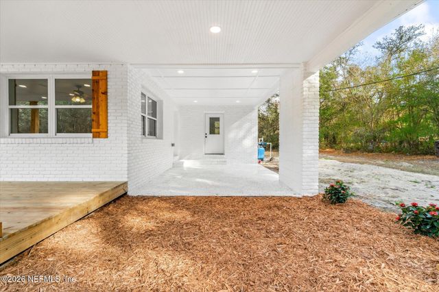 102 MULLINS Road, Palatka, FL 32177