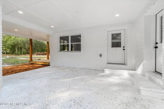 102 MULLINS Road, Palatka, FL 32177