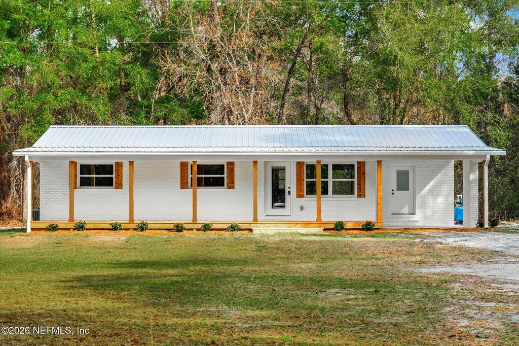 102 MULLINS Road, Palatka, FL 32177