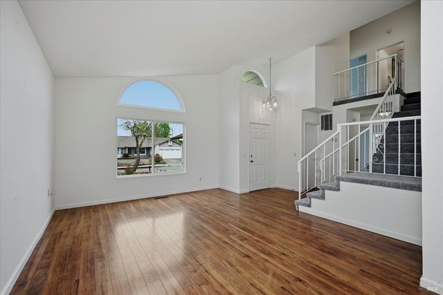 450 Nikki Dr, Santa Rosa, CA 95401