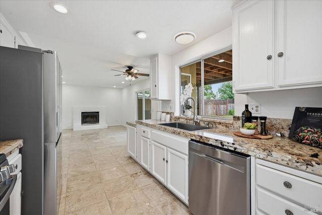 450 Nikki Dr, Santa Rosa, CA 95401