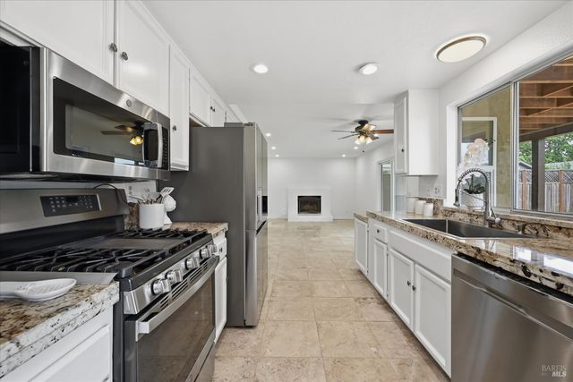 450 Nikki Dr, Santa Rosa, CA 95401