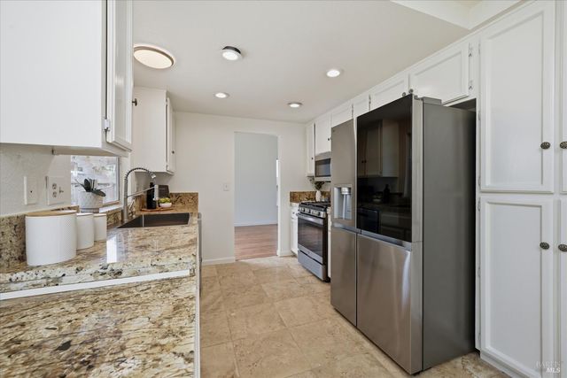 450 Nikki Dr, Santa Rosa, CA 95401