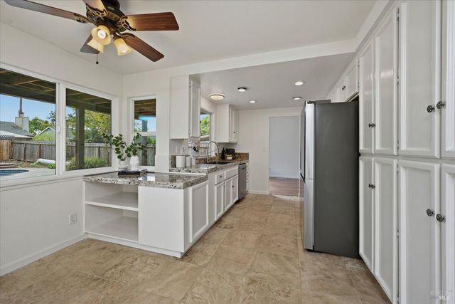 450 Nikki Dr, Santa Rosa, CA 95401
