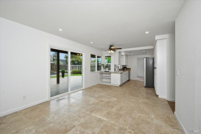 450 Nikki Dr, Santa Rosa, CA 95401