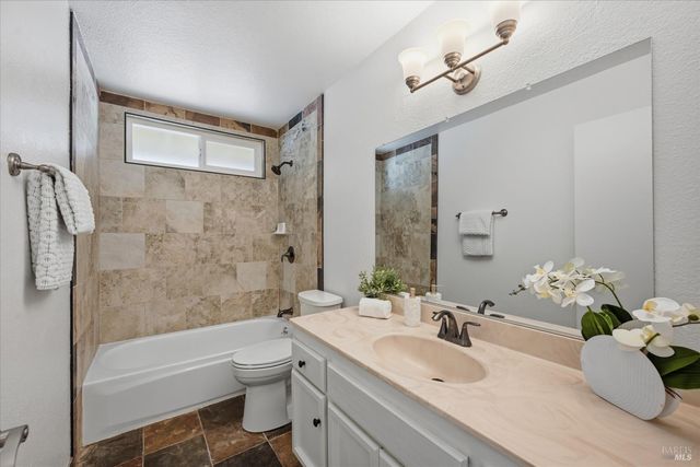 450 Nikki Dr, Santa Rosa, CA 95401