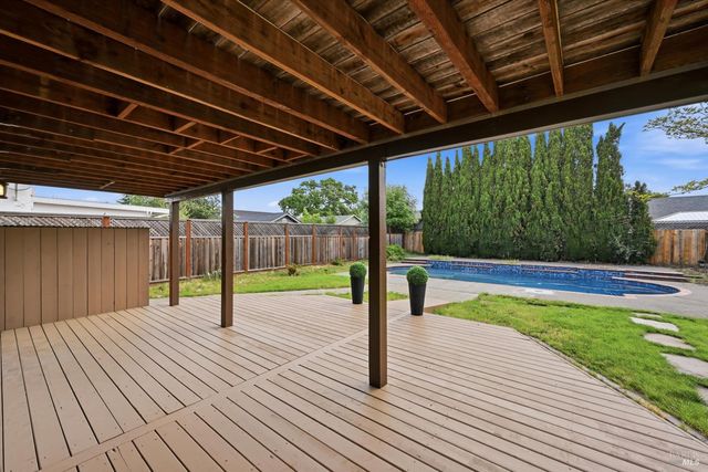 450 Nikki Dr, Santa Rosa, CA 95401