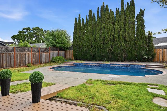 450 Nikki Dr, Santa Rosa, CA 95401