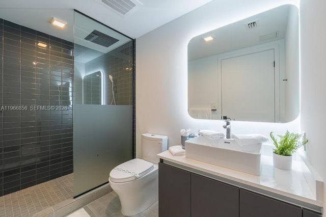 227 NE 2nd St 1905, Miami, FL 33132