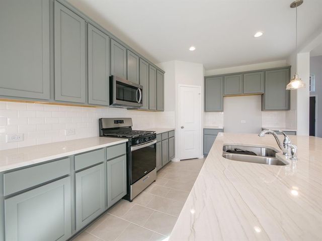 8 Carmel Dr, Manvel, TX 77578