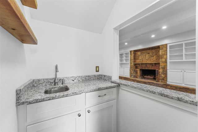 1404 Creekford Drive, Arlington, TX 76012