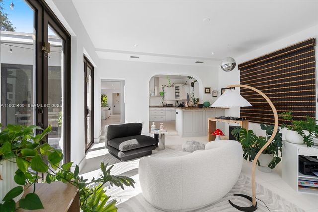 2489 N Meridian Ave, Miami Beach, FL 33140