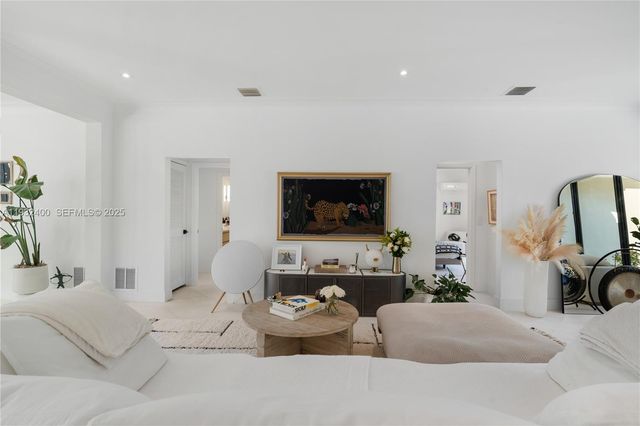 2489 N Meridian Ave, Miami Beach, FL 33140