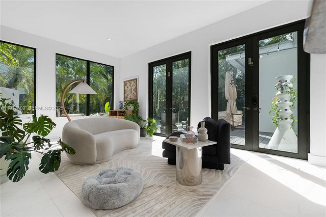 2489 N Meridian Ave, Miami Beach, FL 33140