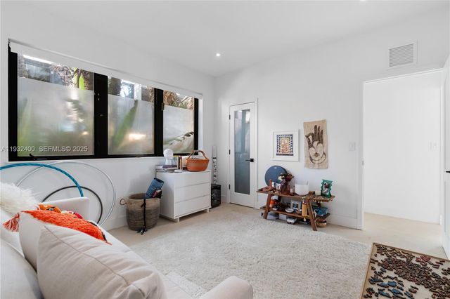 2489 N Meridian Ave, Miami Beach, FL 33140