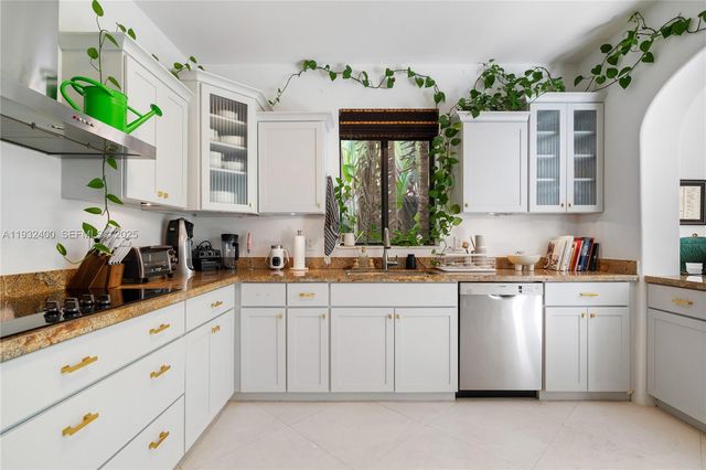 2489 N Meridian Ave, Miami Beach, FL 33140