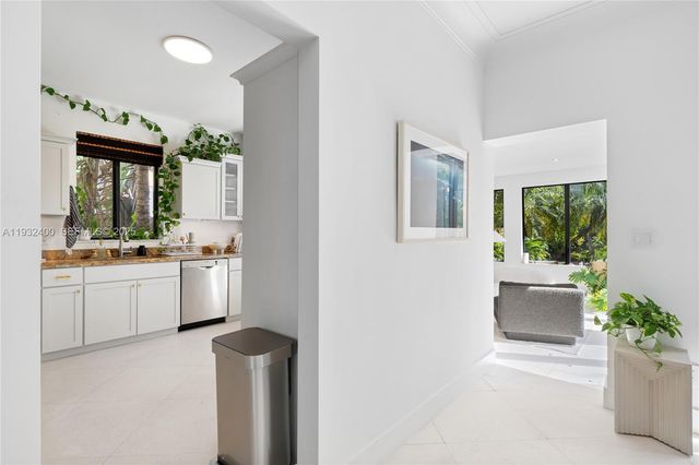 2489 N Meridian Ave, Miami Beach, FL 33140