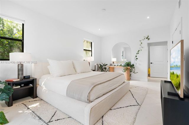 2489 N Meridian Ave, Miami Beach, FL 33140