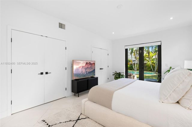 2489 N Meridian Ave, Miami Beach, FL 33140