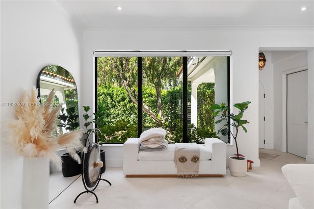 2489 N Meridian Ave, Miami Beach, FL 33140