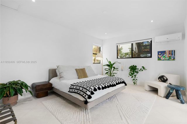 2489 N Meridian Ave, Miami Beach, FL 33140