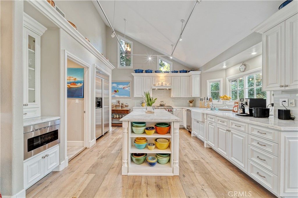 Image 15 of property listing at 23134 Collins Street, Woodland Hills, CA 91367