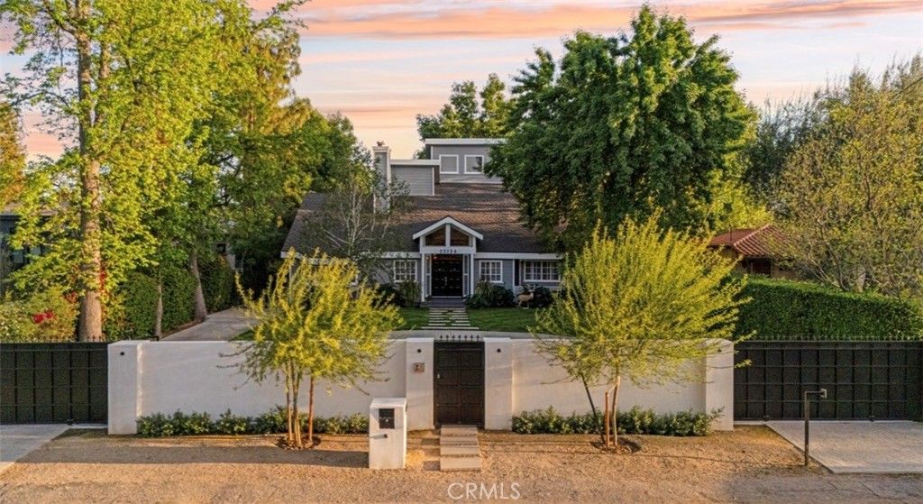 Image 2 of property listing at 23134 Collins Street, Woodland Hills, CA 91367