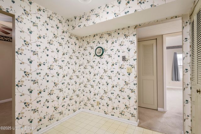 304 Chanel Ct APT 6, Louisville, KY 40218