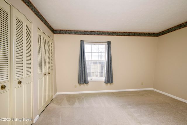 304 Chanel Ct APT 6, Louisville, KY 40218