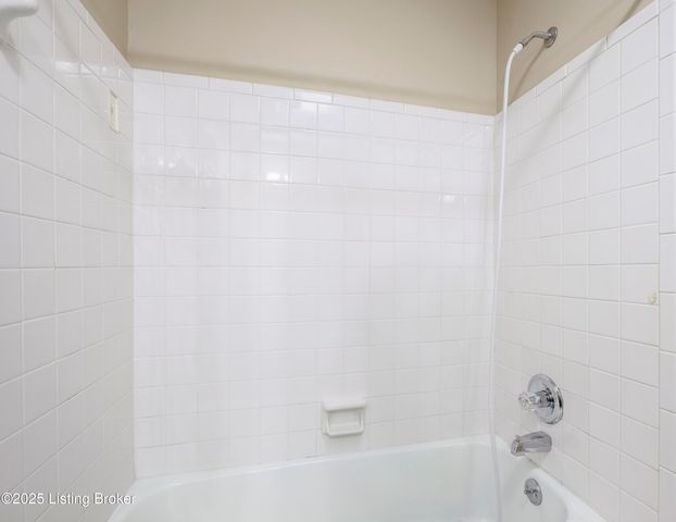 304 Chanel Ct APT 6, Louisville, KY 40218