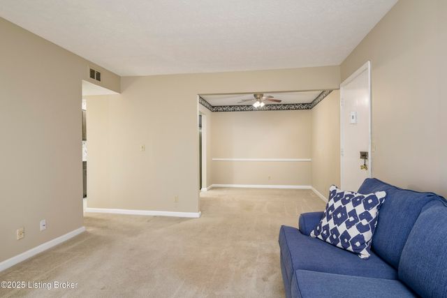 304 Chanel Ct APT 6, Louisville, KY 40218