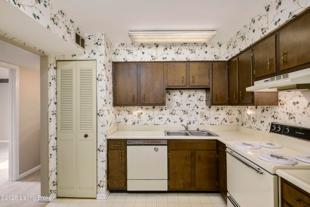 304 Chanel Ct APT 6, Louisville, KY 40218