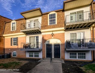 304 Chanel Ct APT 6, Louisville, KY 40218