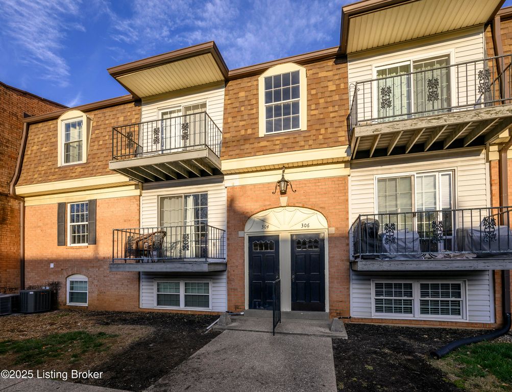 304 Chanel Ct APT 6, Louisville, KY 40218