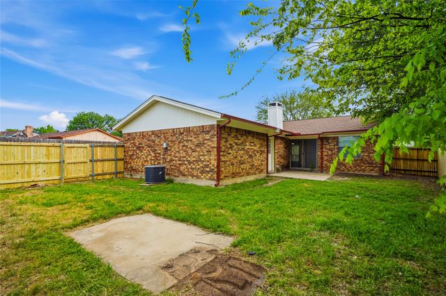5900 Stardust Drive S, Watauga, TX 76148