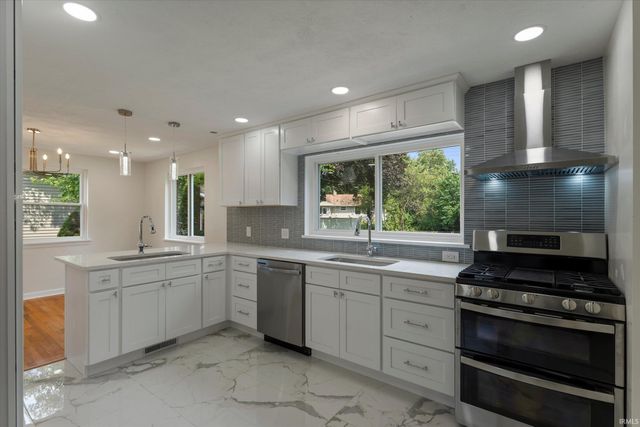 2420 S Twyckenham Drive, South Bend, IN 46614