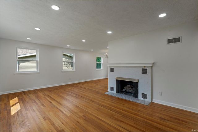 2420 S Twyckenham Drive, South Bend, IN 46614