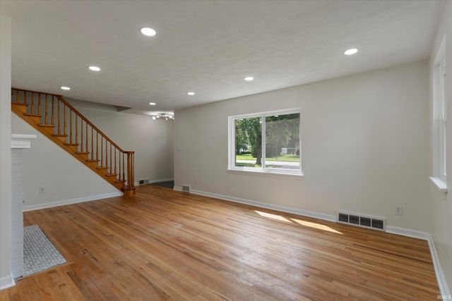2420 S Twyckenham Drive, South Bend, IN 46614