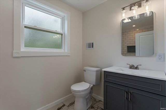 2420 S Twyckenham Drive, South Bend, IN 46614