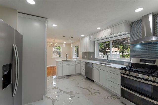 2420 S Twyckenham Drive, South Bend, IN 46614