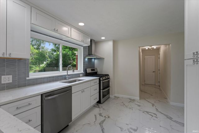 2420 S Twyckenham Drive, South Bend, IN 46614