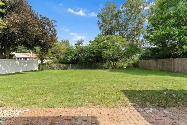 2420 S Twyckenham Drive, South Bend, IN 46614