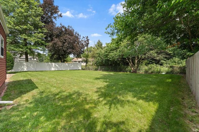 2420 S Twyckenham Drive, South Bend, IN 46614