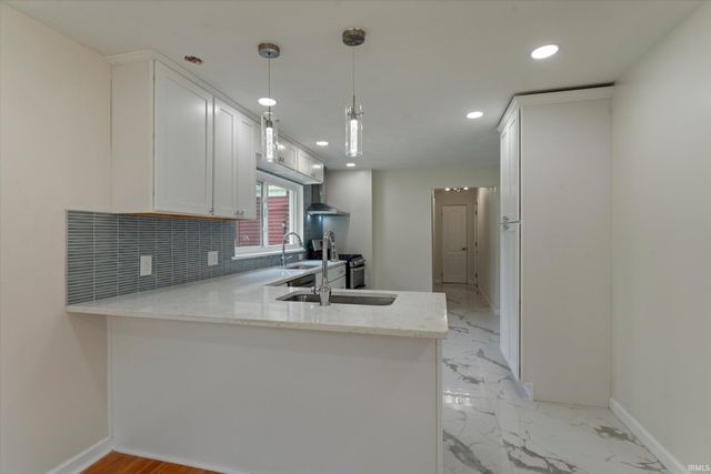 2420 S Twyckenham Drive, South Bend, IN 46614