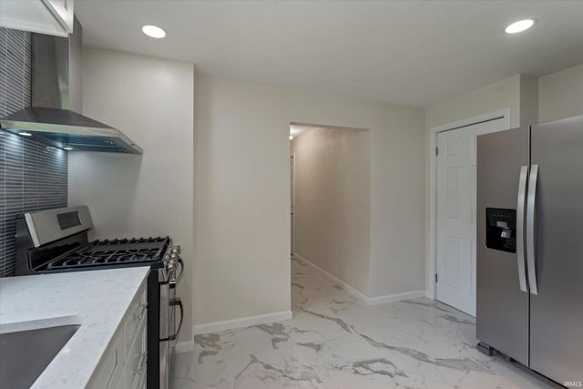 2420 S Twyckenham Drive, South Bend, IN 46614